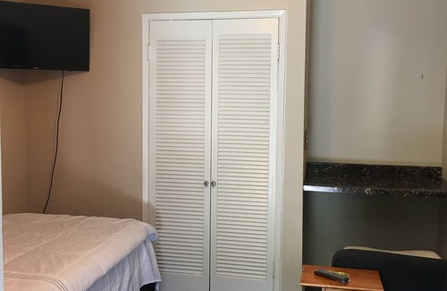 Woodland Hills Apartment | Garden View Charming Cozy studio in nice Los Angeles -AC and Highspeed Internet
