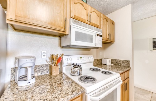 Maunaloa Apartment | Garden View, Ground-Floor Condo w/Lanai & Shared Hot Tub/Pool - Walk to Beach