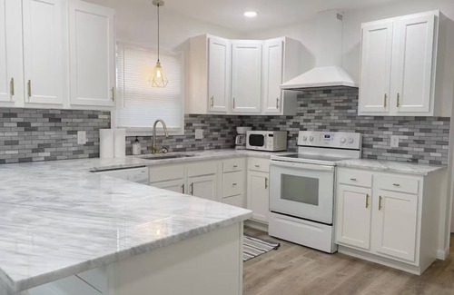 Lexington Apartment | Gardenia - Stylish Apartment in Downtown Lexington