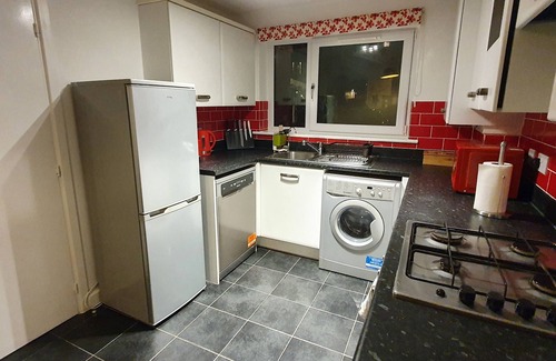 Dartford House | Garland House With Parking & Garden Dartford 2