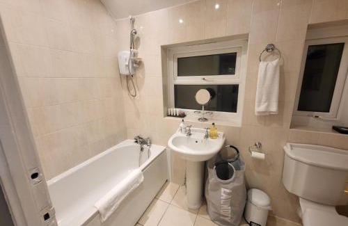 Borehamwood Apartment | Garland Modern House With Parking & Garden