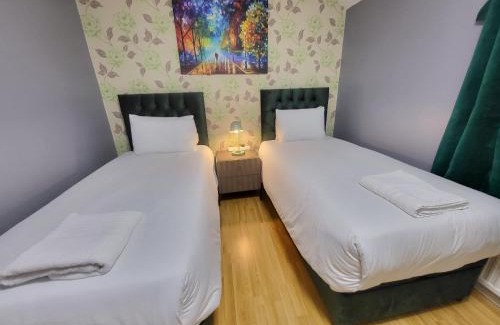 Borehamwood Apartment | Garland Modern House With Parking & Garden