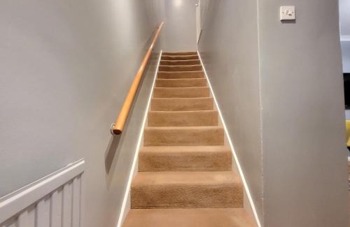 Borehamwood Apartment | Garland Modern House With Parking & Garden