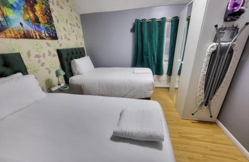 Borehamwood Apartment | Garland Modern House With Parking & Garden