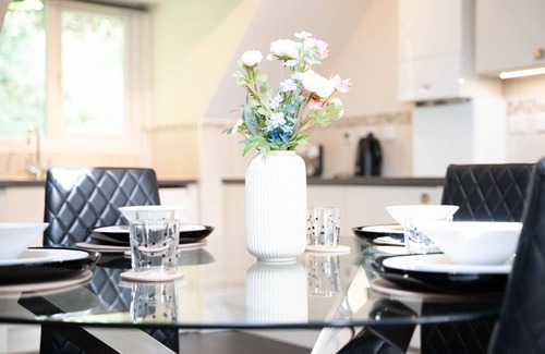 Redhill Apartment | Garland Penthouse|Spacious|Close to Redhill centre