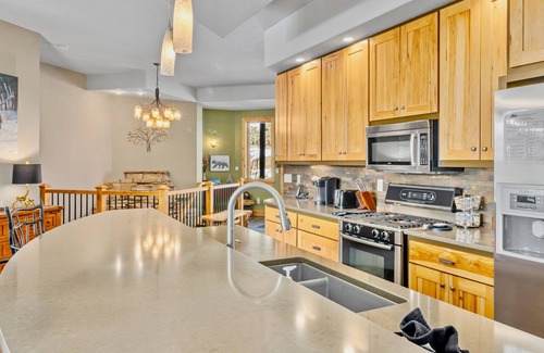 Windcliff Estates Condo | Garlands' Alpine Lodge Luxury Vacation At Windcliff 3 Bedroom Home by RedAwning