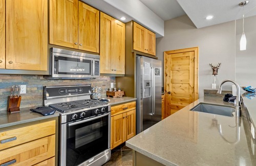 Windcliff Estates Condo | Garlands' Alpine Lodge Luxury Vacation At Windcliff 3 Bedroom Home by RedAwning