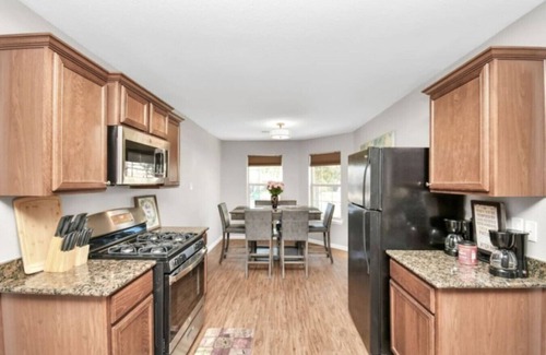 Iowa Colony House | Garnet: Beautiful Gated Rental | Handicap Accessible