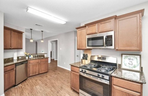 Iowa Colony House | Garnet: Beautiful Gated Rental | Handicap Accessible