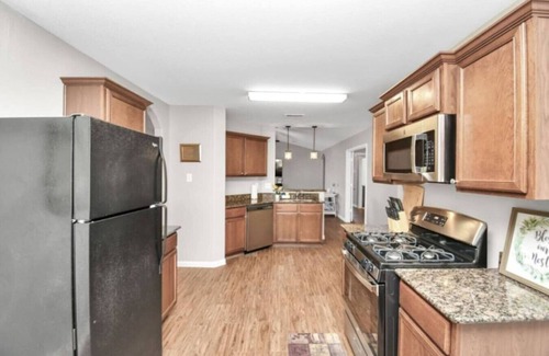 Iowa Colony House | Garnet: Beautiful Gated Rental | Handicap Accessible