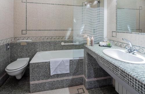 Salon-de-Provence Hotel | Garrigae Abbaye de Sainte Croix