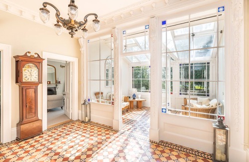 Wimborne Cabin | Garth Lodge with Swimming Pool, Gym and Tennis Court!