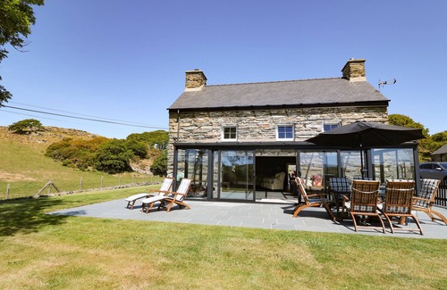 Porthmadog House | GARTH MORTHIN THE FARMHOUSE, pet friendly in Porthmadog