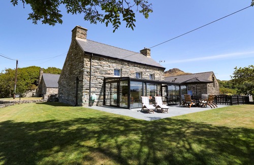 Porthmadog House | GARTH MORTHIN THE FARMHOUSE, pet friendly in Porthmadog