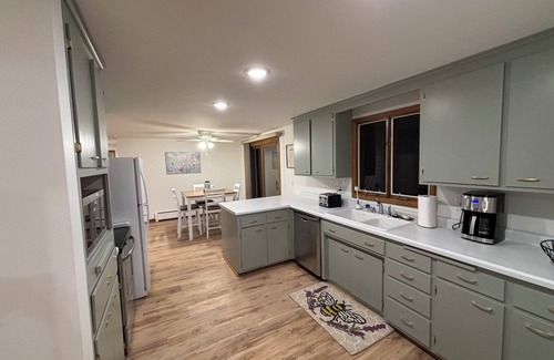 Green Bay House | Gary's Game-Day Getaway only 1.4 miles from Lambeau!