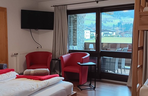 Mittersill Bed & Breakfast | Gästehaus HuberFour-bed room with balcony