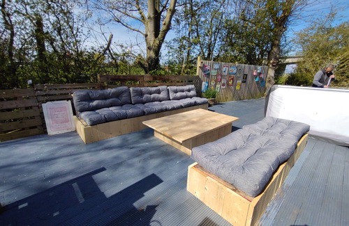 Woodhall Spa House | Gate House - entire home located on the riverside in Woodhall Spa with a hot tub & games room