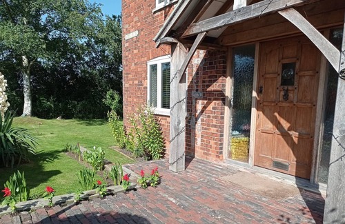 Woodhall Spa House | Gate House - entire home located on the riverside in Woodhall Spa with a hot tub & games room