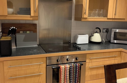 Lansbury Apartment | Gated 2bed room- 6guests -3beds-by Canary Wharf with free parking