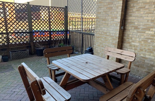 Lansbury Apartment | Gated 2bed room- 6guests -3beds-by Canary Wharf with free parking