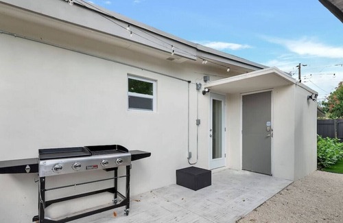 North Miami House | Gated 3 Bed 2 Bath with Parking 10 min to Beach & BBQ