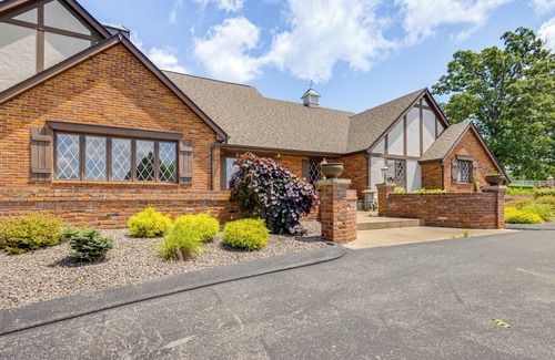 De Soto House | Gated 35-Acre De Soto Estate: Pool, Lake & Patio!