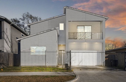 OST - South Union House | Gated 4BR Lux Home With Jacuzzi Located Near Downtown