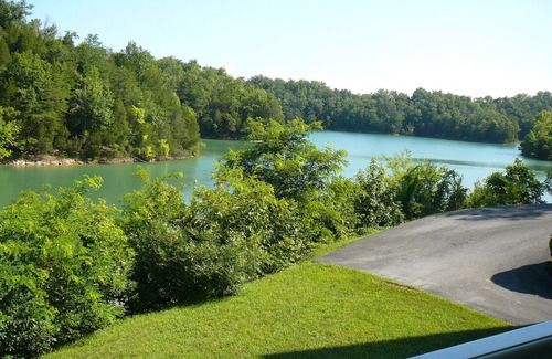 Sevierville House | GATED 5 ACRE PRIVATE LAKEFRONT HOME-THEATER ROOM, GAMES ROOM, HOT TUB, BOAT DOCK