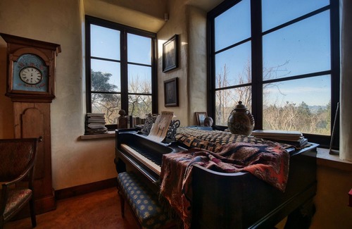 St. Helena House | Gated and private mountaintop 30-acre Vineyard Estate, Pool, Jacuzzi, Gardens