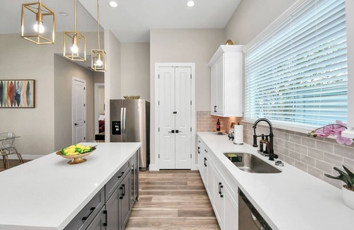 Brookhollow House | Gated, Comfy & Modern 3 BDR Townhome Centrally located near Airport.