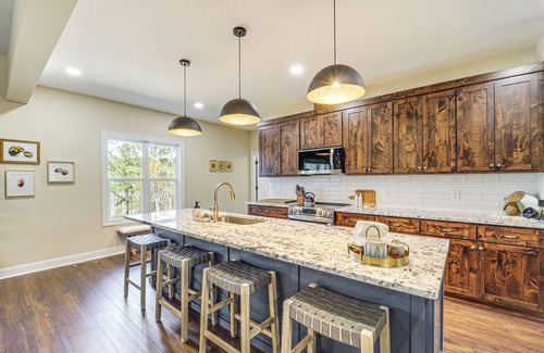 Hickory House | Gated Community w/Perks: North Carolina Hideaway