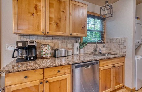 Reeds Spring Cabin | Gated Community | Lakeview | Pools + Golf | SDC
