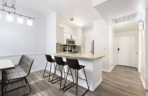 Dallas Condo | Gated Community Retreat Pool & Grill 10 Min to Downtown