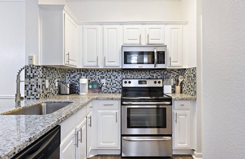 Dallas Condo | Gated Community Retreat Pool & Grill 10 Min to Downtown