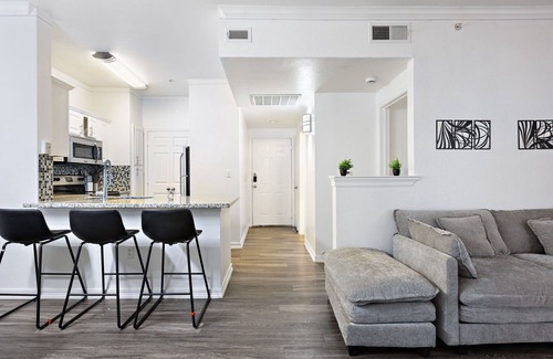 Dallas Condo | Gated Community Retreat Pool & Grill 10 Min to Downtown