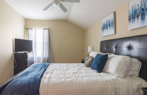 Marbella House | *Gated Cozy lovely home| private pool & Spa| Disney World
