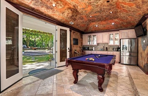 Fair Oaks House | Gated Guesthouse King Bed by FO Village