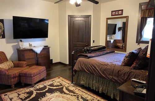 Somers Cabin | Gated Luxury King Bed 1.5 Bath Lodge Firep Hot Tub Kitchen Pool Table EV Charger