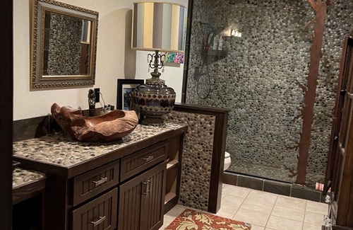 Somers Cabin | Gated Luxury King Bed 1.5 Bath Lodge Firep Hot Tub Kitchen Pool Table EV Charger