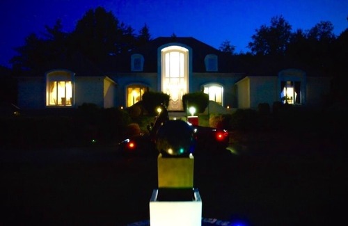 Andover House | Gated Mansion: Basketball Court, Movie Theater, Views, & free vineyard tours !