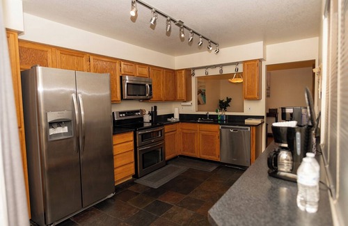Tucson House | Gated Oasis: Garage, Resort Pool & Spa, Ultra-Fast WiFi by I-10/Grant