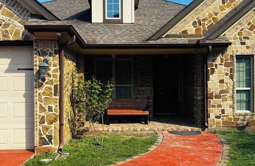 Northside House | Gated spacious 5-bedroom house with fitness room in vibrant Houston
