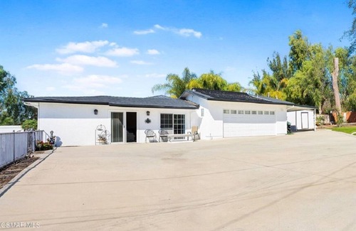 Thousand Oaks Villa | Gated villa with large size pool and open area