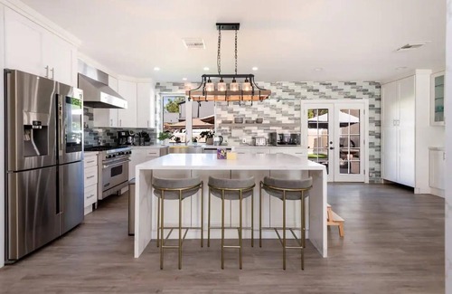 Tarzana House | Gateway 4BD & 3.5BA with Huge Yard & RV Parking