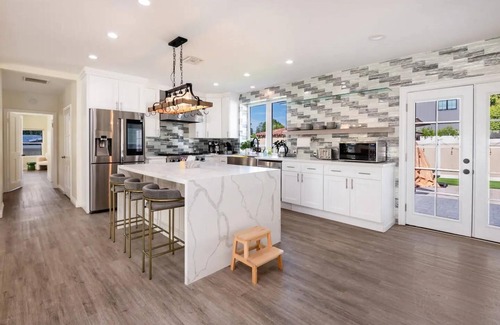 Tarzana House | Gateway 4BD & 3.5BA with Huge Yard & RV Parking