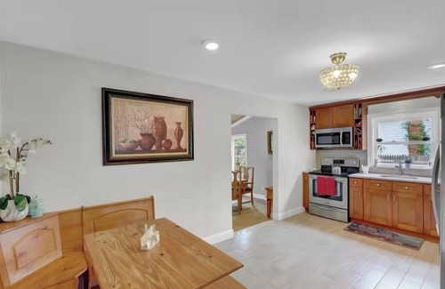 Mastic Beach House | Gateway to the Hamptons in Mastic BeachnEntire home in Mastic Beach, New York.