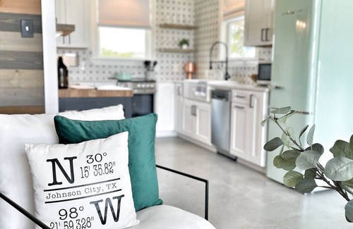 Johnson City House | Gateway to the Hill Country and Texas Wineries on 10 acres!