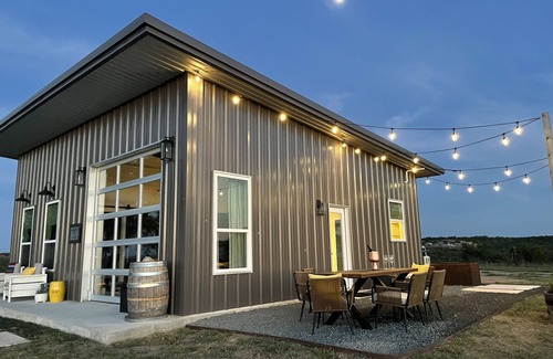 Johnson City House | Gateway to the Hill Country and Texas Wineries on 10 acres!