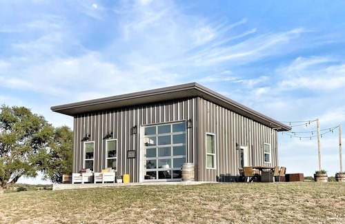 Johnson City House | Gateway to the Hill Country and Texas Wineries on 10 acres!