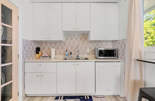 Forest Lawn House | Gather & Stay- whole house, full kitchens, free parking, cozy, 6BR, sleeps 16